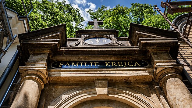 Zděn&aacute; hrobka s kapl&iacute; na hřbitově Malvazinky na Praze 5. Jedn&aacute; se o samostatnou kapli v historizuj&iacute;c&iacute;m (pseudorenesančn&iacute;m) stylu z roku 1890 o velikosti 26 m2, kter&aacute; představuje důstojn&eacute; a reprezentativn&iacute; pietn&iacute; m&iacute;sto. (25. června 2026)
