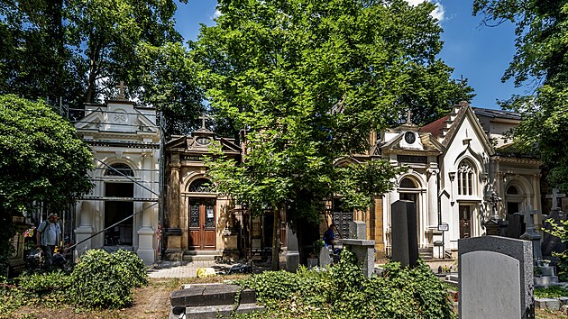 Zděn&aacute; hrobka s kapl&iacute; na hřbitově Malvazinky na Praze 5. Jedn&aacute; se o samostatnou kapli v historizuj&iacute;c&iacute;m (pseudorenesančn&iacute;m) stylu z roku 1890 o velikosti 26 m2, kter&aacute; představuje důstojn&eacute; a reprezentativn&iacute; pietn&iacute; m&iacute;sto. (25. června 2026)