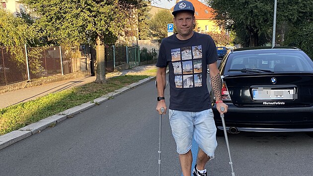Pot&eacute;, co Petr Vondr&aacute;ček před pěti lety ochrnul po prvn&iacute; vakc&iacute;ně proti covidu, se učil znovu chodit. Nejdř&iacute;ve byl na voz&iacute;ku, pak se pohyboval s chod&iacute;tkem a nakonec s pomoc&iacute; francouzsk&yacute;ch hol&iacute;. Dnes už je nepotřebuje, ale jeho zdrav&iacute; a fyzick&aacute; kondice už nejsou jako dř&iacute;v.