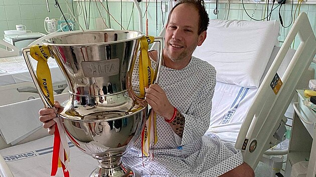 V červnu 2021 Petr Vondr&aacute;ček ochrnul po očkov&aacute;n&iacute; proti covidu. Když se pot&eacute; l&eacute;čil ve Fakultn&iacute; nemocnici Kr&aacute;lovsk&eacute; Vinohrady, kamar&aacute;di ho potě&scaron;ili n&aacute;v&scaron;těvou s mistrovsk&yacute;m poh&aacute;rem fotbalov&eacute; Slavie Praha. Muž je totiž skaln&iacute;m fanou&scaron;kem klubu.