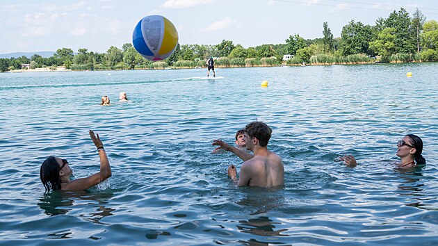 Lid&eacute; se ve vedrech vydali ochladit na p&iacute;skovnu N&aacute;klo na Olomoucku. (25. června 2026)