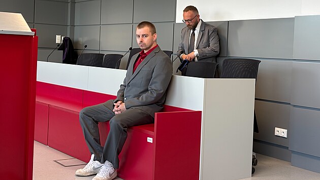 Před krajsk&yacute;m soudem v Olomouci stanul Jiř&iacute; Rač&aacute;k obžalovan&yacute; za to, že obstar&aacute;val ze zahranič&iacute; psychotropn&iacute; l&aacute;tky, kter&eacute; n&aacute;sledně distribuoval. Pěstoval tak&eacute; ve velk&eacute;m konop&iacute;. (26. června 2026)