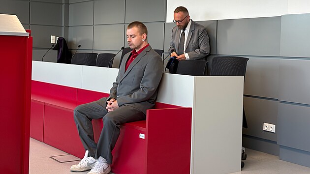 Před krajsk&yacute;m soudem v Olomouci stanul Jiř&iacute; Rač&aacute;k obžalovan&yacute; za to, že obstar&aacute;val ze zahranič&iacute; psychotropn&iacute; l&aacute;tky, kter&eacute; n&aacute;sledně distribuoval. Pěstoval tak&eacute; ve velk&eacute;m konop&iacute;. (26. června 2026)