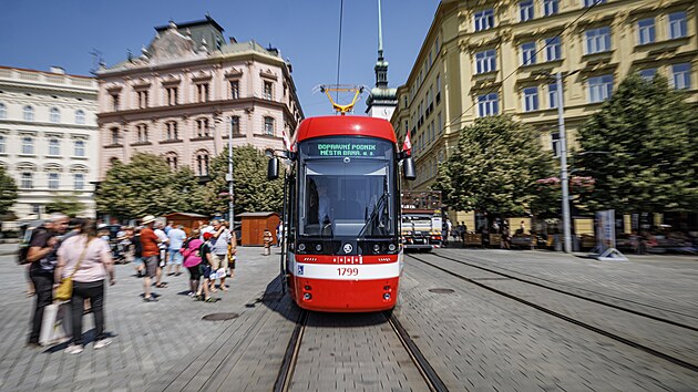 Více než dvoukilometrová kolona vyrazila z vozovny Medlánky a přes rozpálené centrum zamířila do Pisárek. (30. června 2026)