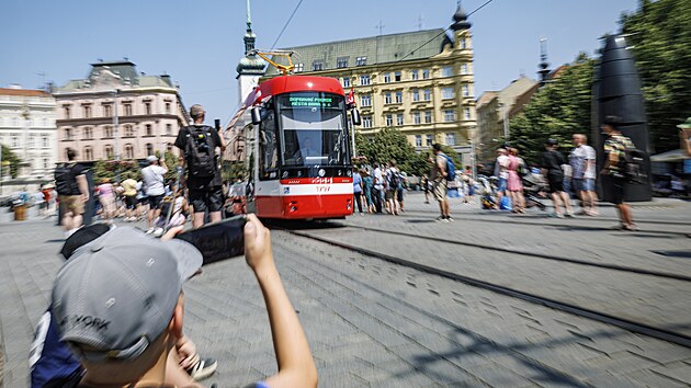Spanilá jízda konvoje 40 tramvají Škoda 45T přes náměstí Svobody v centru Brna. (30. června 2026)