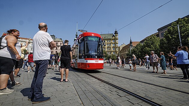 Spanilá jízda konvoje 40 tramvají Škoda 45T přes náměstí Svobody v centru Brna. (30. června 2026)
