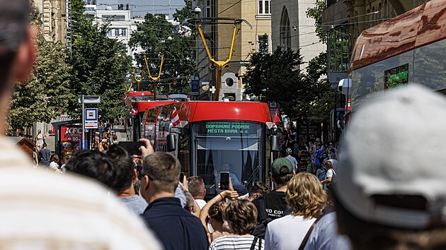 Spanilá jízda konvoje 40 tramvají Škoda 45T přes náměstí Svobody v centru Brna. (30. června 2026)