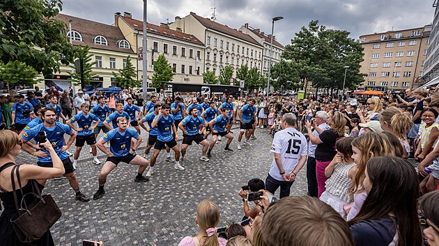 Tradiční maorský tanec haka, který předvedli hráči týmu New Zealand Ambassador´s XV na pražském Andělu. (30. června 2026)