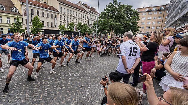 Tradiční maorský tanec haka, který předvedli hráči týmu New Zealand Ambassador´s XV na pražském Andělu. (30. června 2026)