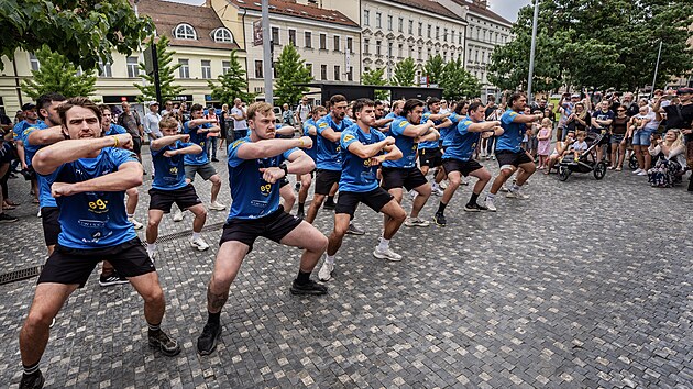 Tradiční maorský tanec haka, který předvedli hráči týmu New Zealand Ambassador´s XV na pražském Andělu. (30. června 2026)