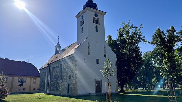 Kostel sv. &Scaron;imona a Judy v Lene&scaron;ic&iacute;ch na Lounsku (červen 2026)