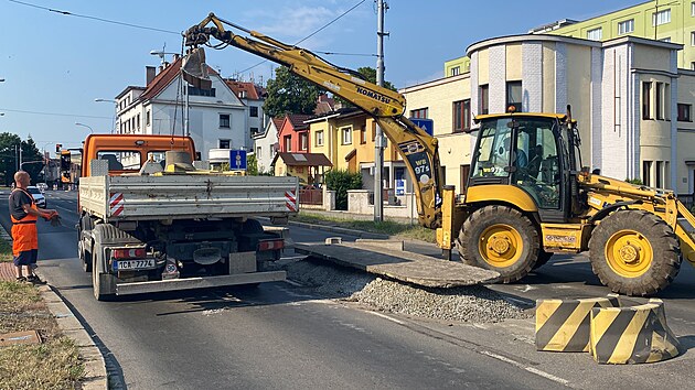 V Plzni začala velk&aacute; rekonstrukce Masarykovy ulice, c&iacute;lem je jej&iacute; zlid&scaron;těn&iacute;. Zat&iacute;m je uzavřen&yacute; 200 metrů dlouh&yacute; &uacute;sek mezi Rokycanskou a Tě&scaron;&iacute;nskou ulic&iacute;. Děln&iacute;ci v ponděl&iacute; po r&aacute;nu rozeb&iacute;rali betonov&yacute; středov&yacute; ostrůvek. (29. června 2026)