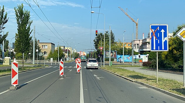 Řidiči v plzeňsk&eacute; č&aacute;sti Doubravka hledaj&iacute; kvůli vlastn&iacute; obj&iacute;zdn&eacute; trasy. Č&aacute;st Masarykovy ulice je nově uzavřen&aacute; kvůli kompletn&iacute; rekonstrukci a zlid&scaron;těn&iacute;. (29. června 2026)
