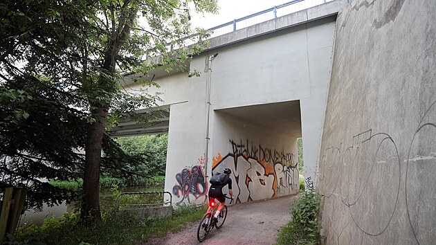 Přestavba helenínských mostů je zřejmě nevyhnutelná. Nové mosty, které nahradí ty nynější, budou mít větší nosnost a budou výrazně širší. Kvůli stavbě elektrárny Dukovany 2 se musí výměna mostů uskutečnit do přelomu let 2029 a 2030. (29. června 2026)