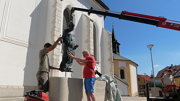 Instalace sochy se &uacute;častnil i jej&iacute; autor Jiř&iacute; Plie&scaron;tik (v červen&eacute;m tričku). (25. června 2026)