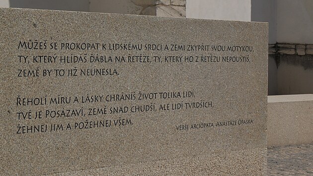 Žulovou ka&scaron;nu zdob&iacute; ver&scaron;e arciopata Anast&aacute;ze Opaska. (25. června 2026)