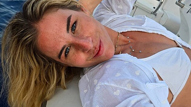 Ester Ledecká zdraví své sledující na Instagramu z aktivní dovolené v Řecku. (červen 2026)