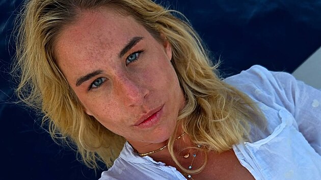 Ester Ledecká zdraví své sledující na Instagramu z aktivní dovolené v Řecku. (červen 2026)