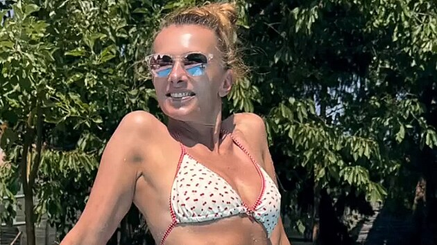 Herečka Alice Bendová zhubla 20 kilo a ukázala postavu v bikinách. (červen 2026)
