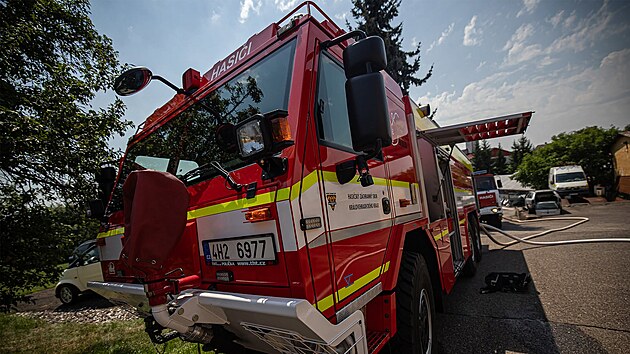 Hasiči zasahuj&iacute;c&iacute; u pož&aacute;ru autoservisu ve Dvoře Kr&aacute;lov&eacute; se museli vyrovnat s hork&yacute;m počas&iacute;m. (29. června 2026)