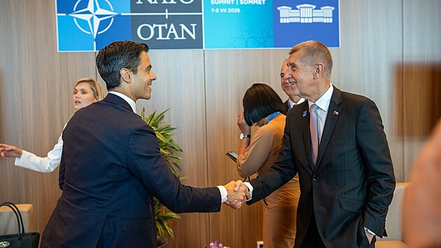 Premiér Andrej Babiš a nizozemský premiér Rob Jetten při jednání na summitu NATO (8. července 2026)