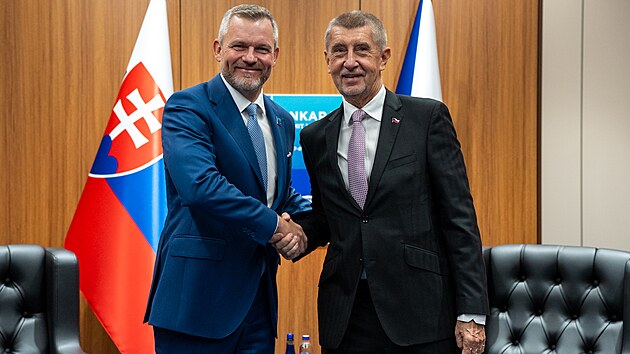 Premiér Andrej Babiš a slovenský prezident Peter Pellegrini při jednání na summitu NATO (8. července 2026)