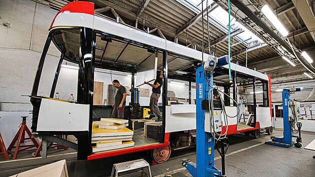 Dopravní podnik města Brna ve svých dílnách v Medlánkách zahájil práce na kompletaci dvou vozů typu Drak z druhé etapy projektu Tramvaj pro Brno. (9. července 2026)