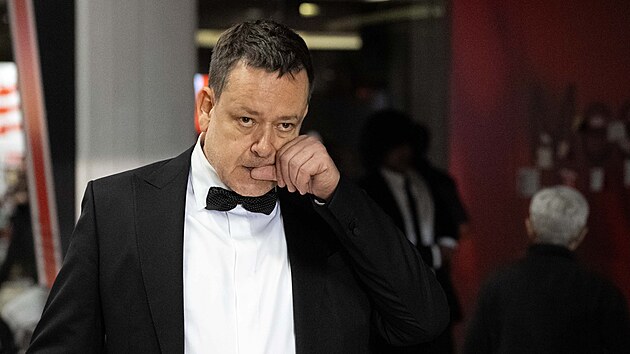 Místopředseda vlád Stanislava Grosse a Jiřího Paroubka Pavel Němec prochází červeným kobercem na jubilejním šedesátém ročníku Mezinárodního filmového festivalu v Karlových Varech (3. července 2026)