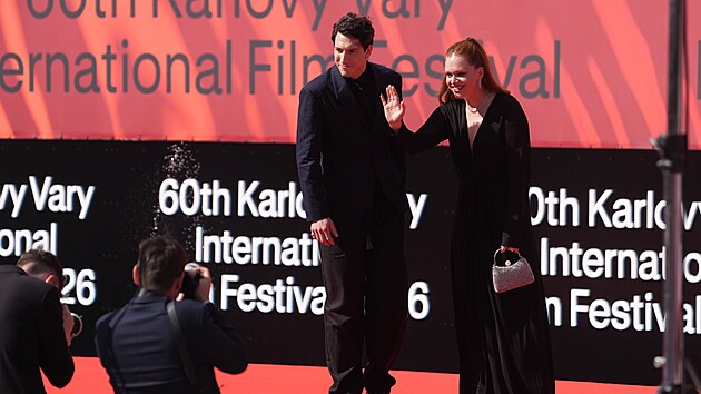 Ester Geislerová a Martin Hronský Krupa přicházejí na zahajovací večer 60. ročníku karlovarského filmového festivalu. (3. července 2026)
