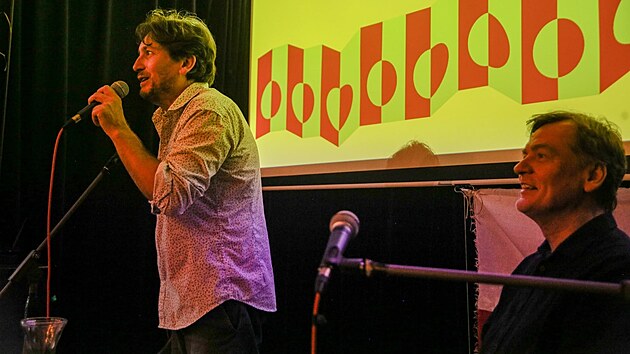 Hostem největšího středoevropského literárního festivalu Měsíc autorského čtení (MAČ), který vypukl 1. července v ostravském Kulturním centru Prostor, je arktické Grónsko. Na snímku Pavel Novotný (vlevo) a Jaromír Typlt. (4. července 2026)