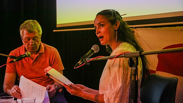 Hostem největšího středoevropského literárního festivalu Měsíc autorského čtení (MAČ), který vypukl 1. července v ostravském Kulturním centru Prostor, je arktické Grónsko. Na snímku je Katti Frederiksen, spisovatelka, básnířka, lingvistka a politička a svou činností podporuje grónský jazyk a kulturu. (4. července 2026)
