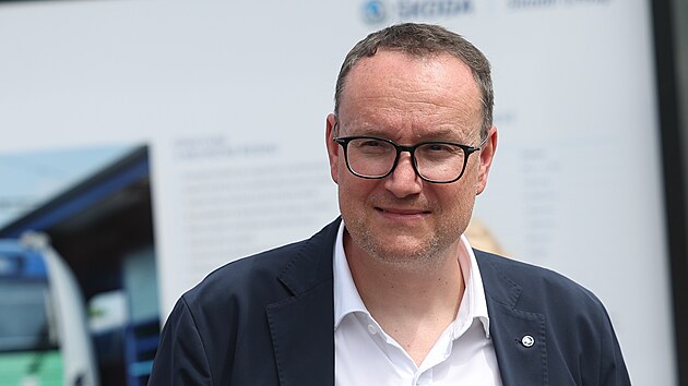 Petr Novotný je generálním ředitelem a výkonným předsedou skupiny Škoda Group.