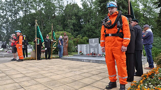 &Uacute;častn&iacute;ci pietn&iacute;ho aktu na hřbitově v Hav&iacute;řově-&Scaron;umbarku uctili v &uacute;ter&yacute; 7. července 2026 pam&aacute;tku 108 horn&iacute;ků, kteř&iacute; zahynuli při tragick&eacute;m v&yacute;buchu a n&aacute;sledn&eacute;m pož&aacute;ru na Dole Dukla přesně před 65 lety, v červenci 1961.