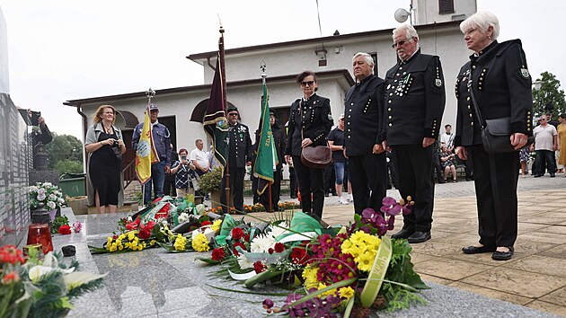 &Uacute;častn&iacute;ci pietn&iacute;ho aktu na hřbitově v Hav&iacute;řově-&Scaron;umbarku uctili v &uacute;ter&yacute; 7. července 2026 pam&aacute;tku 108 horn&iacute;ků, kteř&iacute; zahynuli při tragick&eacute;m v&yacute;buchu a n&aacute;sledn&eacute;m pož&aacute;ru na Dole Dukla přesně před 65 lety, v červenci 1961.