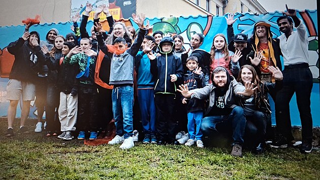 Komunitn&iacute; mural vznikl společně s mlad&yacute;mi lidmi pod veden&iacute;m Chemise jako v&yacute;sledek několikaměs&iacute;čn&iacute;ho vzděl&aacute;vac&iacute;ho procesu.