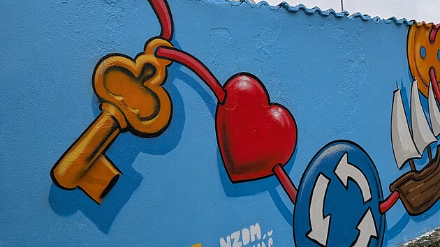 Komunitní mural vznikl společně s mladými lidmi pod vedením Chemise jako výsledek několikaměsíčního vzdělávacího procesu.