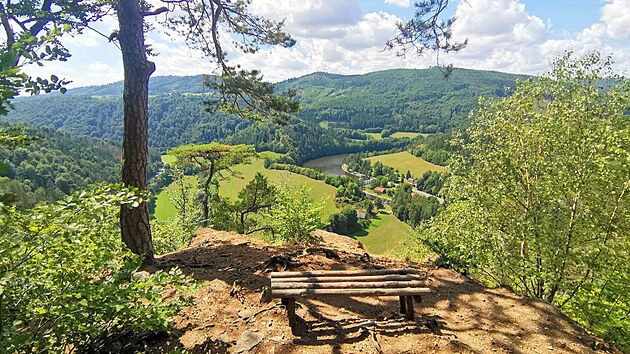 Zelená vycházková trasa zavede výletníky na oblíbenou vyhlídku Hraběcí stolek, kam doteď žádná značená stezka nevedla.