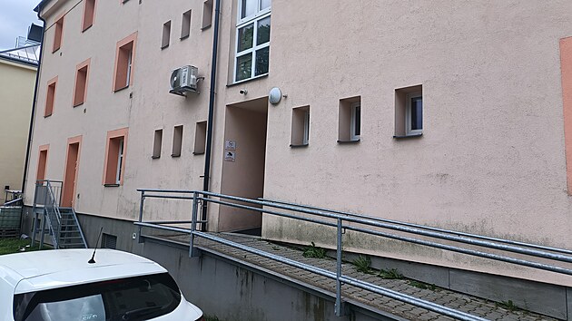 V tomto azylovém domě v Jihlavě zemřelo dvouleté dítě. Cizí zavinění policie vyloučila. (5. července 2026)