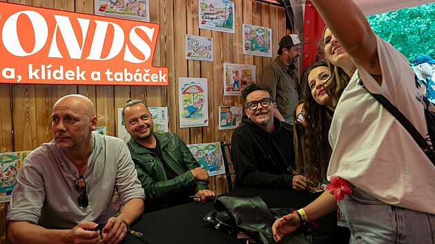 V sobotu se členové skupiny sešli ve festivalové Bonds zóně s fanoušky. Nechyběly společné fotky, povídání a podpisy.(4. července 2026)