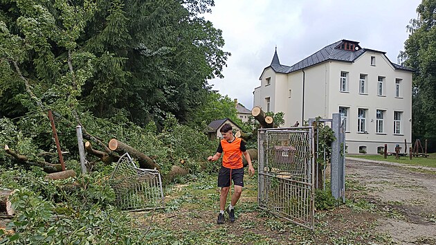 Odpolední bouřku v Rantířově u Jihlavy doprovázel i velmi silný vítr, který vyvrátil hned několik stromů. Jeden spadl přímo v areálu místní školky. (1. července 2026)