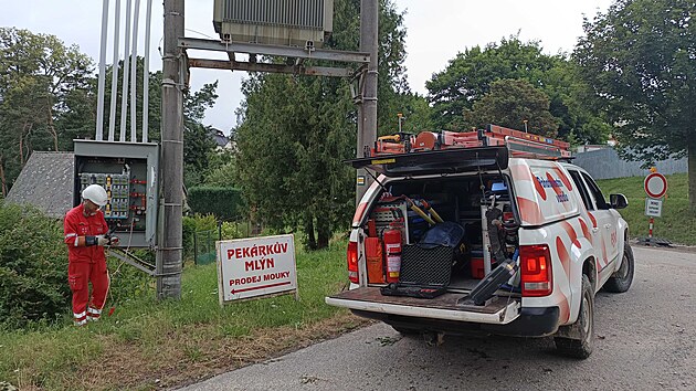 Odpolední bouřku v Rantířově u Jihlavy doprovázel i velmi silný vítr, který vyvrátil hned několik stromů a poškodil elektrické vedení. (1. července 2026)