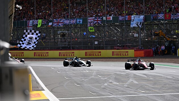 Charles Leclerc dojíždí do cíle Velké ceny Velké Británie před domácím Russellem.
