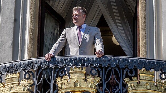 Poslanec Filip Turek na balkoně Kramářově vily po tiskové konferenci k vyhodnocení plnění programového prohlášení vlády za první pololetí roku 2026. (9. července 2026)