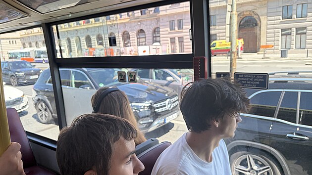 Autobusy náhradní linky XC během výluky metra C využívají na pražské magistrále vyhrazený jízdní pruh (8. července 2026)