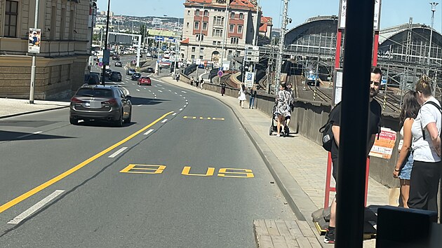 Autobusy náhradní linky XC během výluky metra C využívají na pražské magistrále vyhrazený jízdní pruh (8. července 2026)
