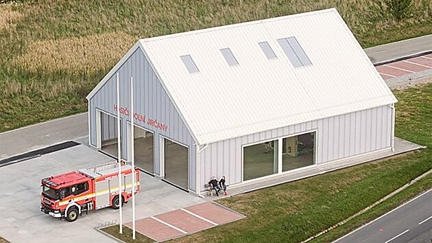 Finalisté mezi 25 nominovanými díly na Českou cenu za architekturu 2025: uspět bude chtít i hasičská zbrojnice v Psárech připomínající venkovskou stodolu. Její ocelová hala je opláštěná průsvitnou fasádou, která chrání hasičská vozidla a zároveň umožňuje vizuální propojení s okolím.