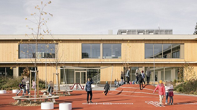 Finalisté mezi 25 nominovanými díly na Českou cenu za architekturu 2025: komplex Svazkové základní školy v Louňovicích. Pojme 540 žáků a náklady na její vybudování vyšplhaly na 750 milionů korun.