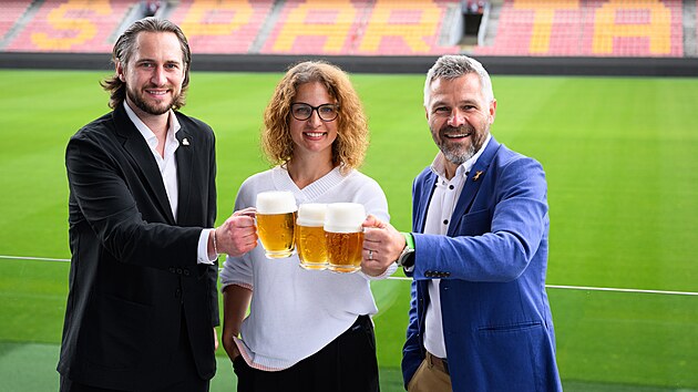 Ladislav Kolář, National Sponsoring Manager Plzeňského Prazdroje, Eva Štastná, ředitelka oddělení péče o partnery a Vojtěch Homola, sládek z Plzeňského Prazdroje. (1. července 2026)
