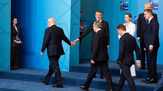 Premi&eacute;r Andrej Babi&scaron; a americk&yacute; prezident Donald Trump po společn&eacute; fotografii l&iacute;drů. (8. července 2026)