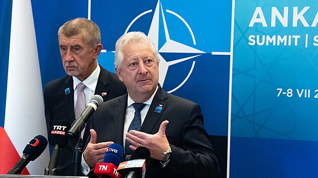 Tisková konference premiéra Andreje Babiše na summitu NATO v turecké Ankaře. Na snímku ministr obrany Jaromír Zůna. (8. července 2026)